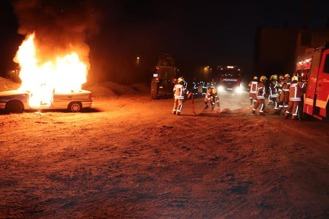 Teil der Zwölf-Stunden-Übung: Ein Auto in Vollbrand, ein zweites von einer Traktor-Frontgabel aufgespießt.