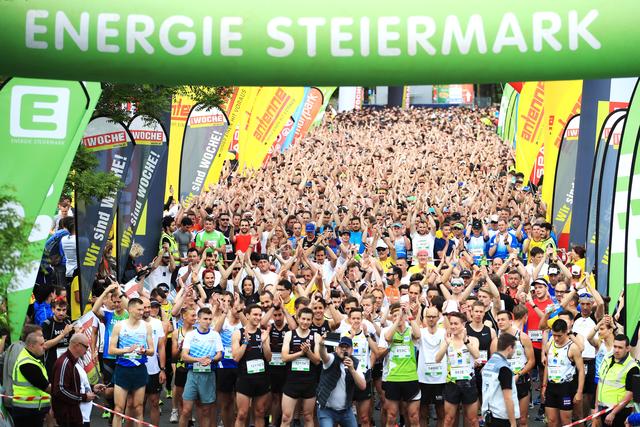 Das Original: Jahr für Jahr setzt das größte steirische Businesssport-Event zigtausende Läuferbeine in Bewegung. 2020 wird in die 20. Ausgabe des E-Businessmarathon der WOCHE gelaufen. | Foto: GEPA