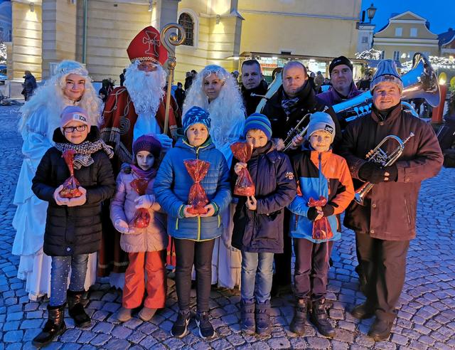 Strahlende Kinderaugen bei der Nikolausfeier am Retzer Hauptplatz.