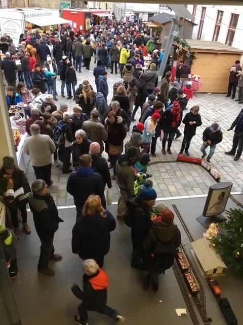 Blick vom Gemeindezentrum auf den Hauptplatz | Foto: Karin Kerzner