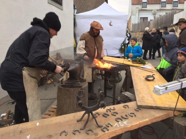 Vorführung vor der Alten Schmiede | Foto: Karin Kerzner