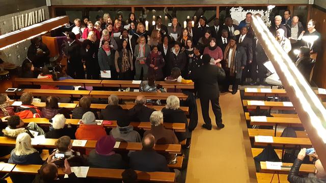Höhepunkt und Abschluss des Konzerts: Alle Chöre singen gemeinsam unter der Leitung von Kojo Taylor, dem Chef des Ghana Minstrel Choirs