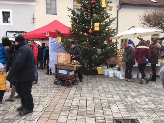 Drehorgelspielerin im Hof der Alten Mühle | Foto: Karin Kerzner