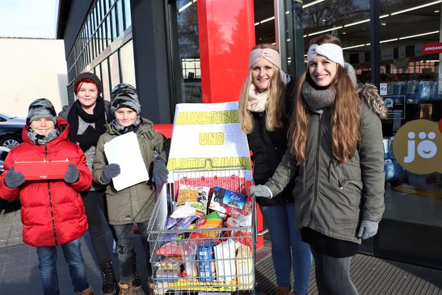Angela und Veronika Brugger-Kainz sammelten mit der Jungschar Lebensmittel und Tierfutter. | Foto: Edith Ertl