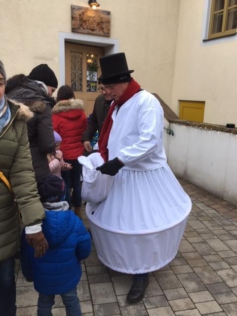 Schneemann beim Zuckerlverteilen | Foto: Karin Kerzner