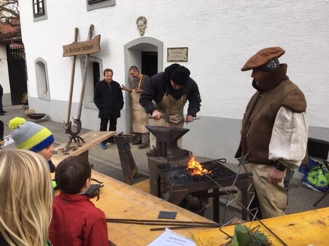 Schmiedevorführung vor der Alten Schmiede der Familie Flöck | Foto: Karin Kerzner