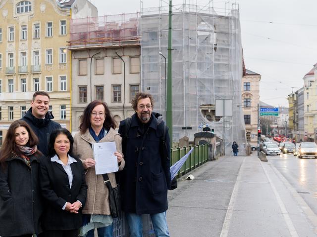 Große Freude bei den Mietern: Das Dach muss innerhalb von acht Monaten wiederhergestellt sein. | Foto: WSW/Zamisch