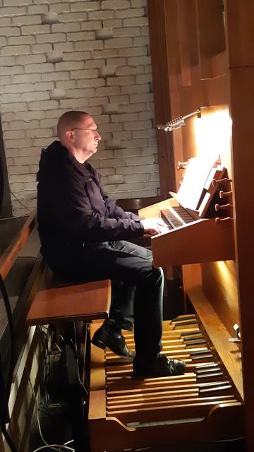 Organist Hansjürgen Schwarz sorgte als Solist für den Auftakt und Abschluss des Konzerts