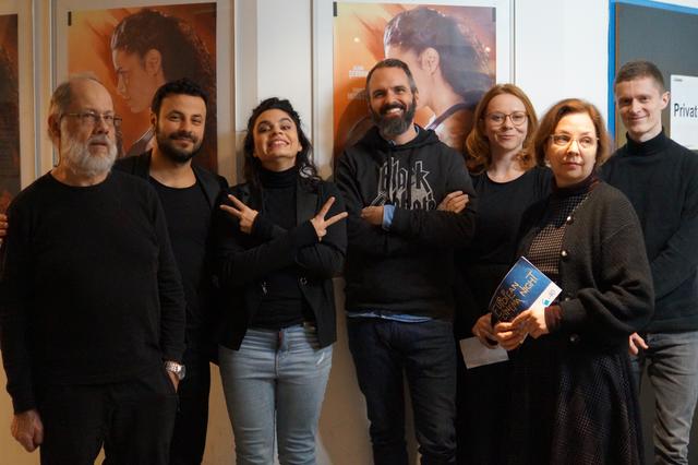 Regisseur Hüseyin Tabak (2. v.l.) und Hauptdarstellerin Alina Serban (3. v.l.) kamen zur Premiere persönlich ins KIZ Royal Kino. | Foto: Filmladen/Lunafilm