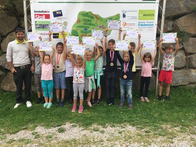 Kindertraining gegen Nachwuchssorgen: die Kinder trainieren während der Golfsaison einmal wöchentlich mit Pro Urs Kaltenberger. | Foto: Golfclub Semmering