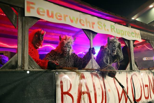 Zu jeder vollen Stunde kam der "Badlwogn" mit Nikolaus und Krampus