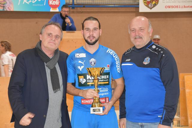 Gratulierten dem Sieger: SVO-Präs. Gerhard Horn, Thomas Herrklotz, BFV-Vizepräs. Konrad Renner