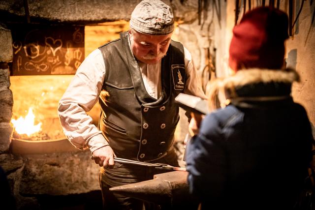 Beim Schmieden | Foto: Regina Eder