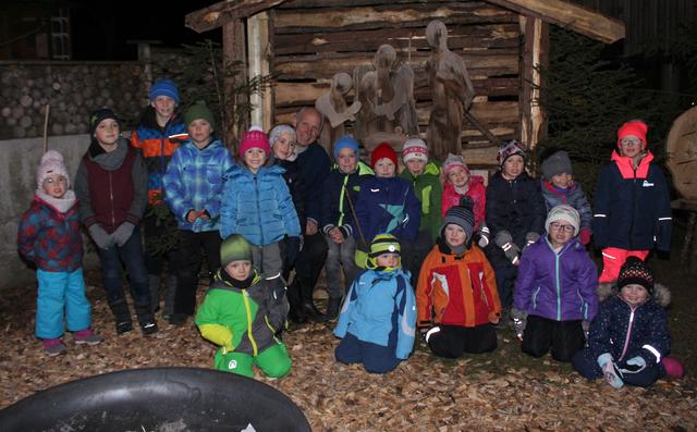 Wenn Willi Hammer (Bildmitte) Märchen erzählt, sind ihm strahlende Kinderaugen sicher.  | Foto: Suitner