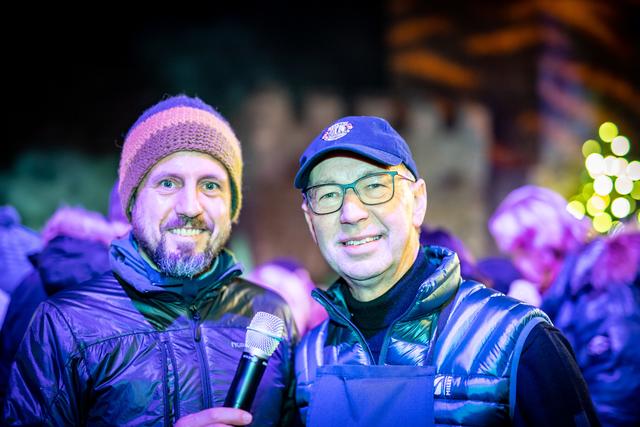 Moderator Daniel Hinterramskogler mit Lionspräsident Bruno Bernreitner | Foto: Regina Eder
