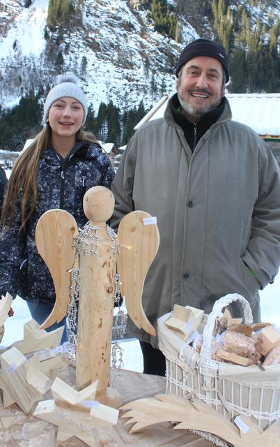 Lea Bergmeister und Alois Mair präsentierten Selbstgebasteltes.  | Foto: Suitner