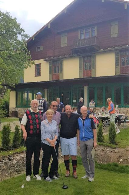 Eröffnung Abschlag 1 mit Karl Schöchl, der den neuen Abschlag eröffnete, Präsident Harald Stoll, Honorary (das ist im Golfsport der Obmann) Philipp Ilias und Sportwart Fritz Hofer (v.l.), vorne Claudia Stoll, die als erste Dame abgeschlagen hat. | Foto: Golfclub Semmering