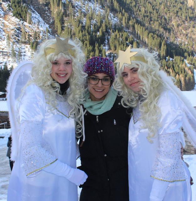 Obfrau Christina Pertolli begleitet von Lena und Alina.  | Foto: Suitner