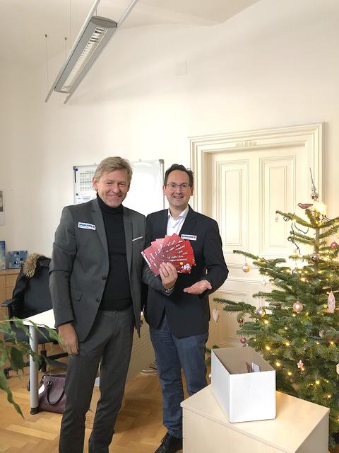 Bei der ersten Ziehung des Korneuburger Weihnachtsbonus wurden Armand Drobesch und Andreas Minnich zu "Weihnachts-Engerln". | Foto: Stadtmarketing Korneuburg