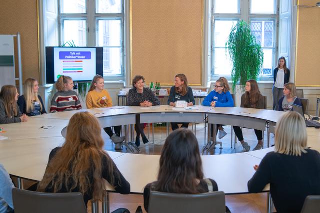 Polit-Talk: Schülerinnen der BAfEP Graz diskutierten unter anderem mit Bildungslandesrätin Ursula Lackner über Themen wie faire Bezahlung, das Recht auf Freizeit und ihre Zukunftsaussichten. | Foto: beteiligung.st