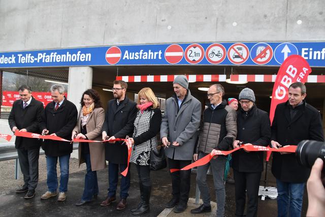 Das Band wird durchschnitten, Parkdeck ist somit frei für die Pendler: Die Bürgermeister der "Interessensgemeinschaft" mit LH-Stv.in Ingrid Felipe, ÖBB-Regionalleiter Christian Wieser (2.v.li.), Bgm. Christian Härting (Telfs, 4.v.li.), Bgm. Andreas Schmid (Pfaffenhofen, li.).