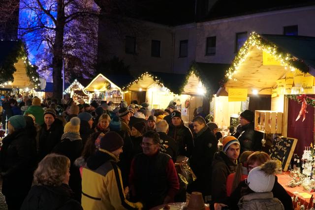 Der Weihnachtsmakrt am Wochenende in Reutte war ausgezeichnet besucht. | Foto: Reichel