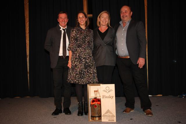 Simone (2.v.l.) und Bernadette Domenig (3.v.l.) konnten sich die begehrte "Fissky" Magnum Flasche sichern. GF Benny Pregenzer (li.) und "Turabauer" Gerhard Maass gratulierten. | Foto: Foto: Schwarz
