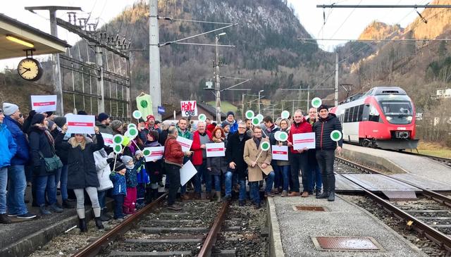 Protestkundgebung an der Bahn-Haltestelle in Mitterweissenbach. | Foto: Sabine Prombeger