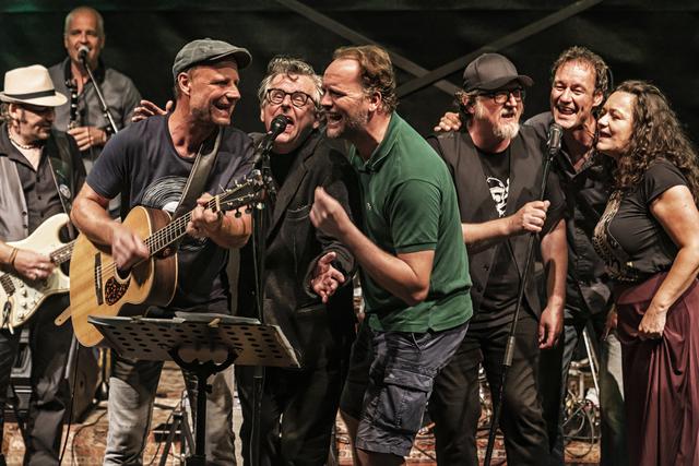 V.l.: Chris Fillmore, Georg Laube, Johannes Silberschneider, Thomas Stipsits, Wolfgang Schober, Alex Meik, Meena Cryle
| Foto: Rudi Ferder