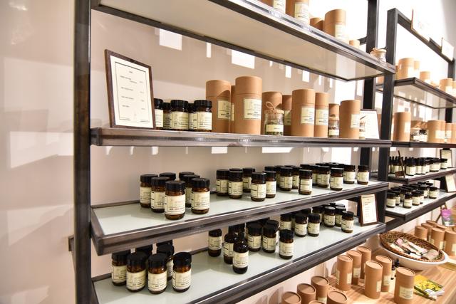 Tees, Tinkturen und Kräutermischungen für alle möglichen Zwecke werden angeboten.