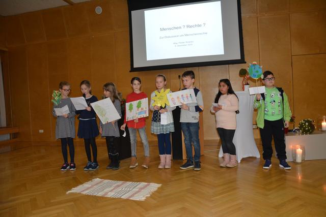 Die Schülerinnen und Schüler setzten ein sichtbares Zeichen für Menschenrechte.  | Foto: Grumbach 