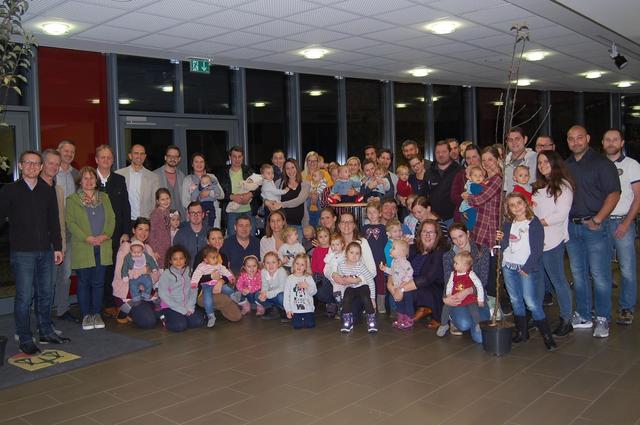 Eltern und Kinder waren gekommen und konnten sich über Obstbäume freuen. | Foto: Gemeinde Scharten