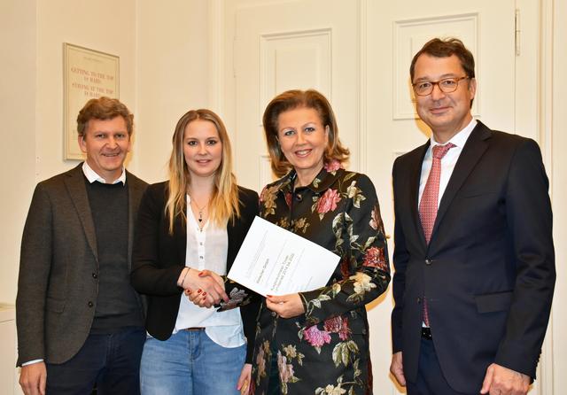 Gratulierten der Wetscher-Mitarbeiterin Sabina Gruber (2.vl.) zur erfolgreich abgeschlossenen Ausbildung (v.l.): Rober Tanner (Leiter der Wetscher Werkstätten), Wirtschaftslandesrätin Patrizia Zoller-Frischauf und Einrichtungsexperte Martin Wetscher. | Foto: promedia