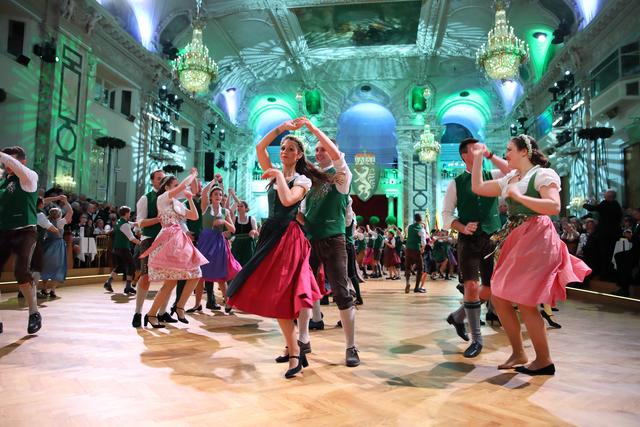 Für einen "fröhliganten" Ballabend in der Hofburg sorgen nicht nur die Künstler, sondern auch die Gäste. | Foto: Verein der Steirer/Ludwig Schedl