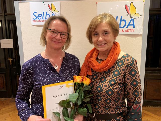 Die frisch gebackene SelbA-Trainerin Theresia Königsmair (li.) und Maria Hofstadler, Leiterin SelbA-Selbständig und Aktiv.  | Foto: KBW