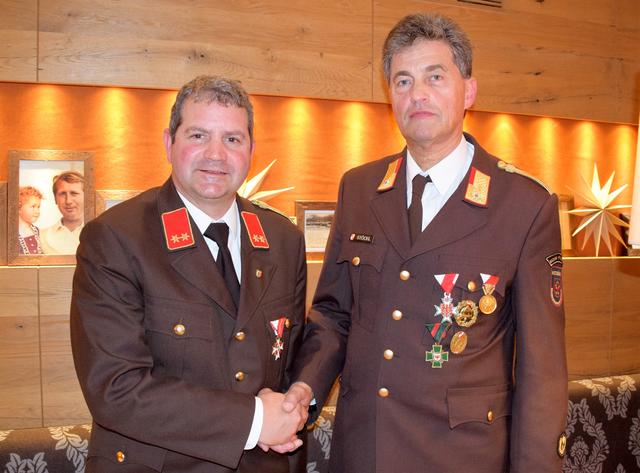Kommandoübergabe bei der Feuerwehr St. Johann: Nach 27 Jahren übergibt Ernst Stöckl (re.) an seinen Nachfolger Michael Schenk (li.).
 | Foto: Roswitha Wörgötter
