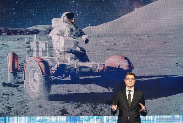 Mooncity: Zurück in die Zukunft: Der Porsche Geschäftsführer Wilfried Weitgasser vor dem Mondrover. Es wurden drei Exemplare in den Jahren 1971 und 1972 im Rahmen von US-amerikanischen bemannten Mondmissionen der NASA als Rover auf dem Mond gebracht. Das Elektrofahrzeug wurde durch einen Radnabenmotor angetrieben. Eine Konzeptidee, die Ferdinand Porsche bereits beim ersten Porsche aus 1900, angewandt hatte.
