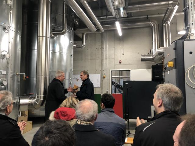 Übergabe des Holzscheitels an Freilassings Bürgermeister Josef Flatscher.