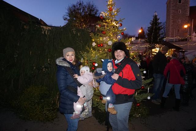 Ekaterina und Erich besuchten den Adventmarkt gemeinsam mit ihren Zwillingen Amelie und Platon