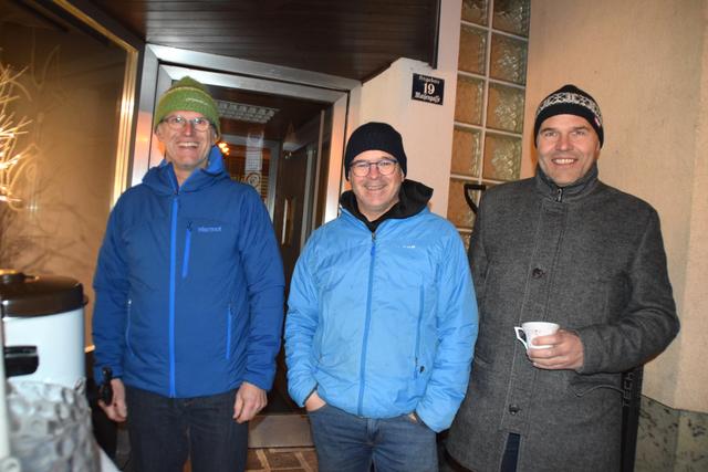 Burkhard Reich, Hansjörg Haag und Reinhold Greuter waren vor der Chocolaterie stationiert - nicht mit Trinkschokolade sondern mit Glühwein. | Foto: Siegele