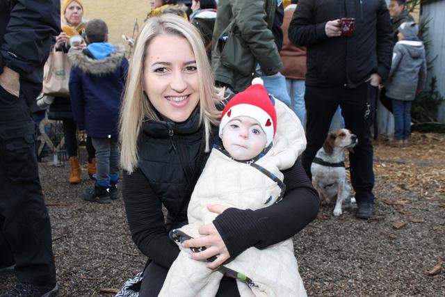 BezirksRundschau-Christkind Lena Wagner mit Tante Susanne Wagner.