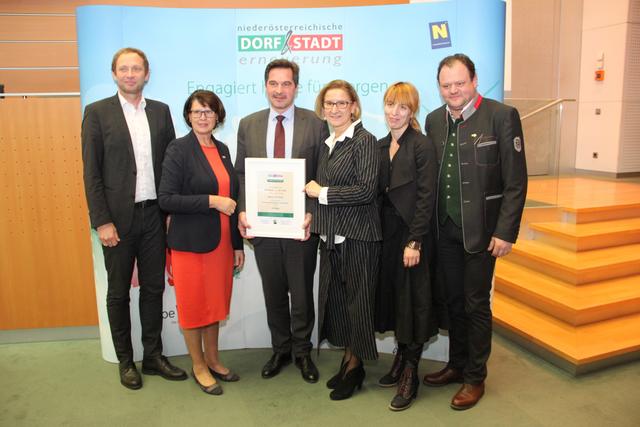 Magistratsdirektor Christian Schneider, Maria Forstner, Bürgermeister Werner Krammer, Landeshauptfrau Johanna Mikl-Leitner, Julia Büringer (Stabstelle Standortentwicklung) und Gemeinderat Leopold Stockinger bei der Preisverleihung in St. Pölten. | Foto: Magistrat