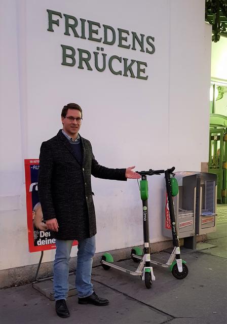 Bei der Friedensbrücke: Neos-Obmann Szabolcs Nagy sagt dem Roller-Chaos den Kampf an.