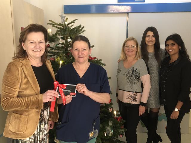 Vizebürgermeisterin Karin Hörzing mit Stationsleiterin Gerda Grieshofer und dem Team des Casino Linz, Sophie Müllner (Casino Assistent), Sabrina Lang (Marketing &amp; Sales Managerin Casino Linz) und Mala Schwaiger (Marketing Assistent) (v. l.). | Foto: BRS/Diabl