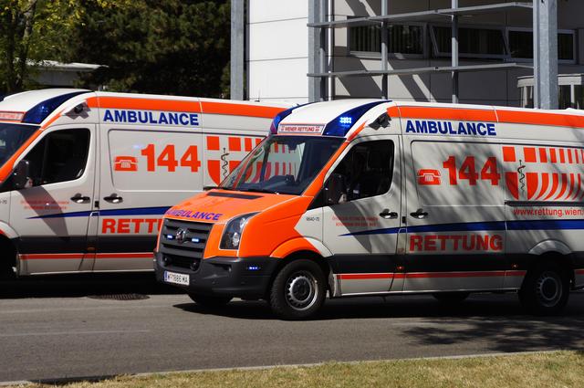 Wie lange Patienten auf den Krankentransport warten müssen, hat die Wiener Patientenanwaltschaft erhoben.  | Foto: Rettung 