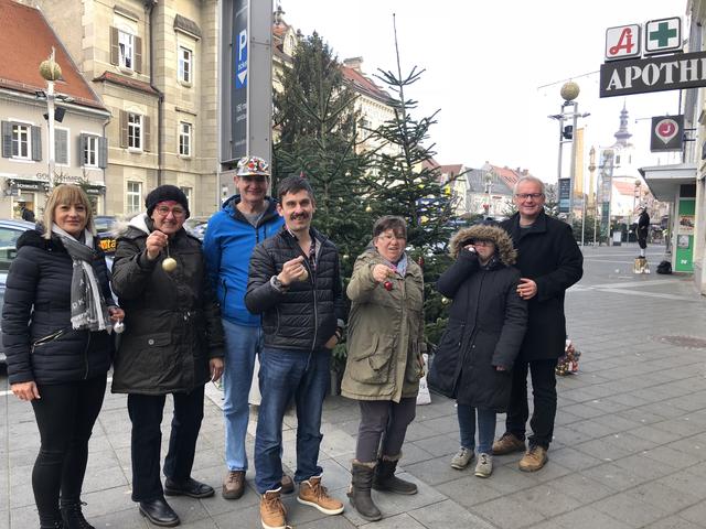 Die Klienten der Lebenshilfe Leibnitz unterstützen Heimo Kapeller bei der Dekoration der Christbäume. | Foto: Eva Heinrich
