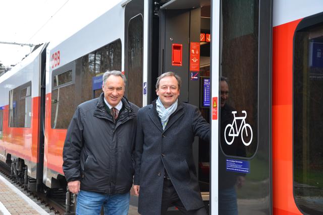 Hier wird ab 15.12.2019 ein Halbstundentakt in der Hauptverkehrszeit wirksam: LAbg. Michalitsch und Bürgermeister Josef Schmidl-Haberleitner im Bahnhof Rekawinkel