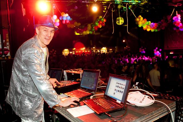 Dieter Holzapfel in Action als "DJ Professor" bei der 80er-Jahre Party | Foto: privat