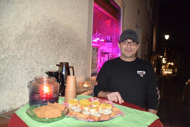 Zusammenkommen in der Maisengasse - Paul Wilson vom Hanfshop empfing die Gäste mit Selbstgemachtem und Punsch oder Glühwein. | Foto: Siegele
