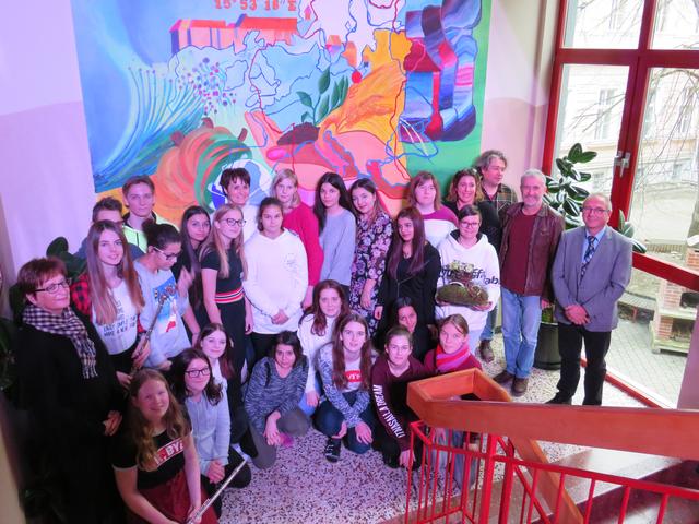 Stolz präsentierten die Schüler das kreative und bunte Ergebnis ihres Kunstprojekts.  | Foto: PTS Feldbach